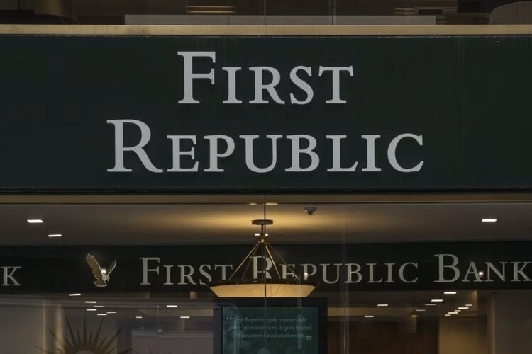 First Republic: อนาคตของธนาคารสหรัฐมีข้อสงสัยในขณะที่นักลงทุนหนี